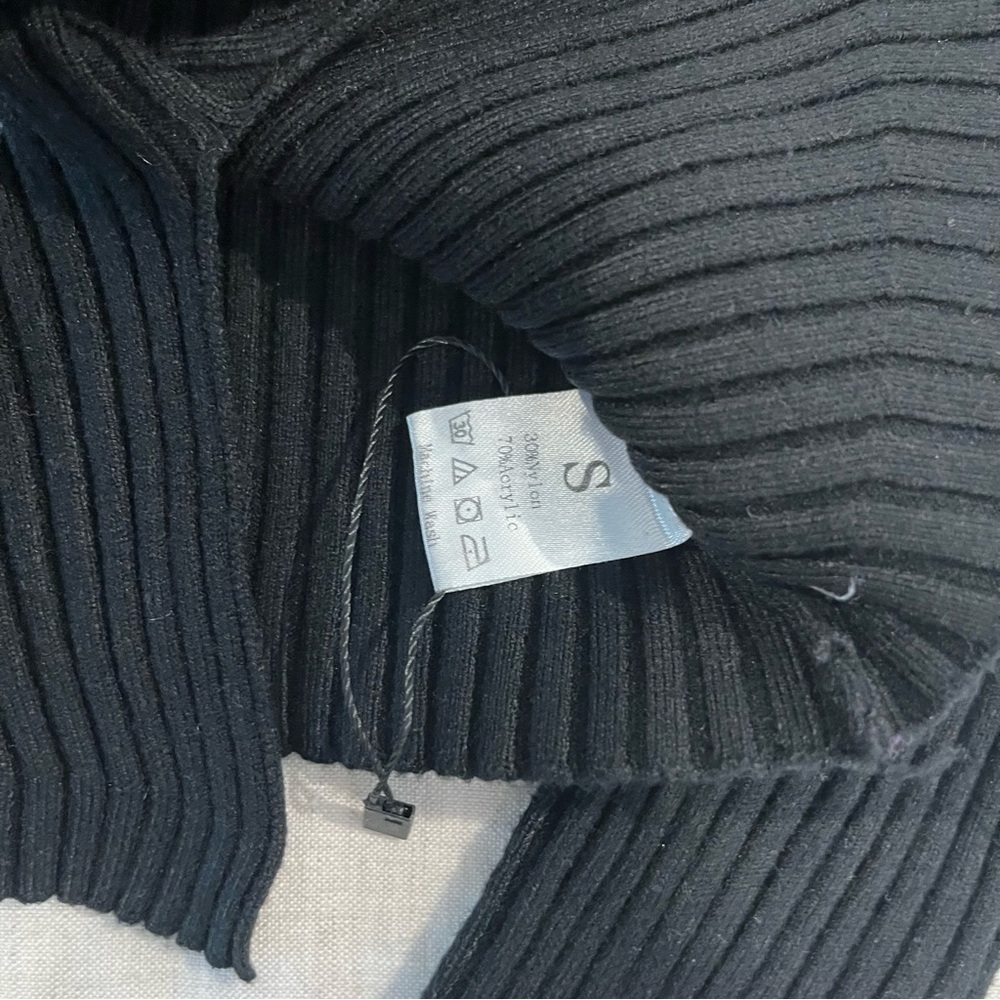 Ribbed Keyhole Sweater - Picture 3 of 5